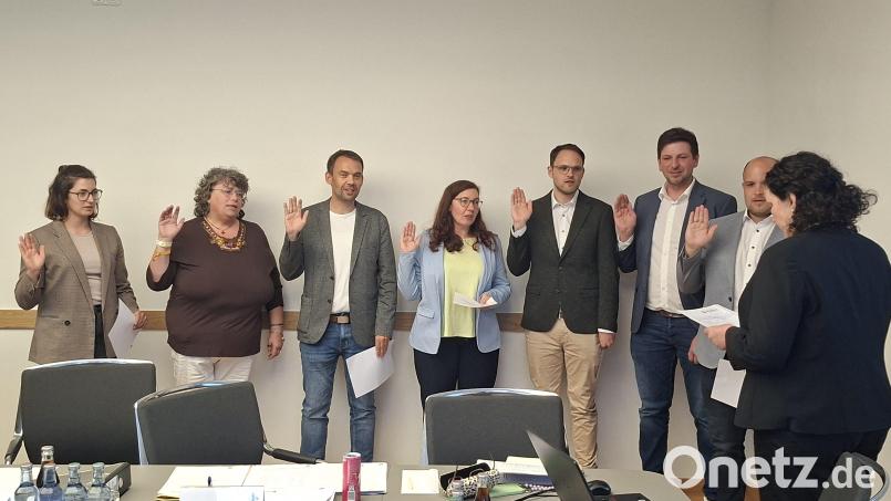 Den neuen Marktgemeinderatsmitgliedern Susanne Zeitler, Susanne Bittner, Jens Gotthardt, Carola Ertl, Bastian Ott, Johannes Grillmeier und Christoph Ott (von links) nahm Bürgermeisterin Tina Zeitler (rechts) in der konstituierenden Sitzung den Eid ab. Bild: prh