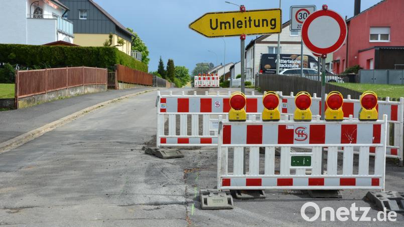 Erste Arbeiten haben auch in einem Teilabschnitt der Wiesenstraße begonnen, wo ebenfalls die neue Wasserleitung verlegt wird. Bild: jr