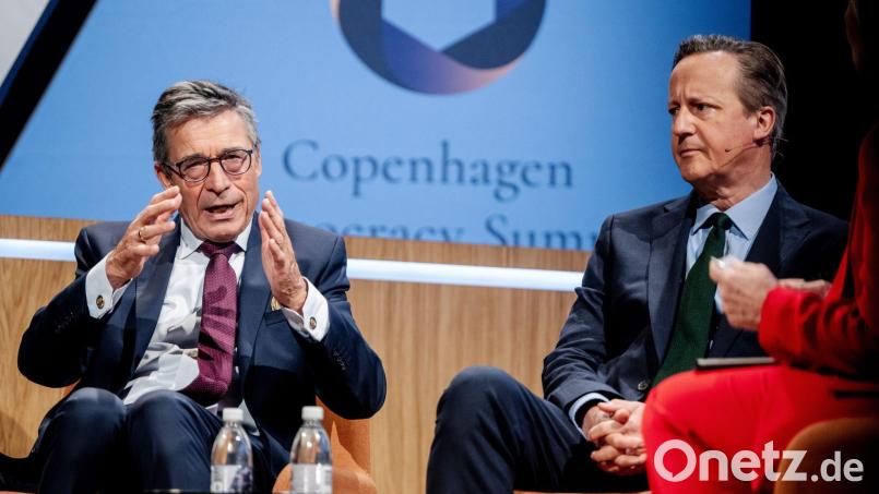 Der frühere Nato-Generalsekretär Anders Fogh Rasmussen (l) wirbt für einen Zusammenschluss der demokratischen Mittelmächte. Hier redet er mit dem  ehemaligen britischen Premierminister James Cameron auf einem Demokratie-Gipfel in Kopenhagen. (Archivbild) Bild: Mads Claus Rasmussen/Ritzau Scanpix/AP/dpa