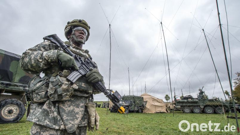 Ein US-Soldat steht nahe dem Truppenübungsplatz Grafenwöhr, dem "Kronjuwel" der US-Präsenz in Europa. Der mögliche Abzug der Stryker-Brigade mit 5000 Soldaten aus Vilseck versetzt die Region in Aufruhr. Symbolbild: Armin Weigel/dpa