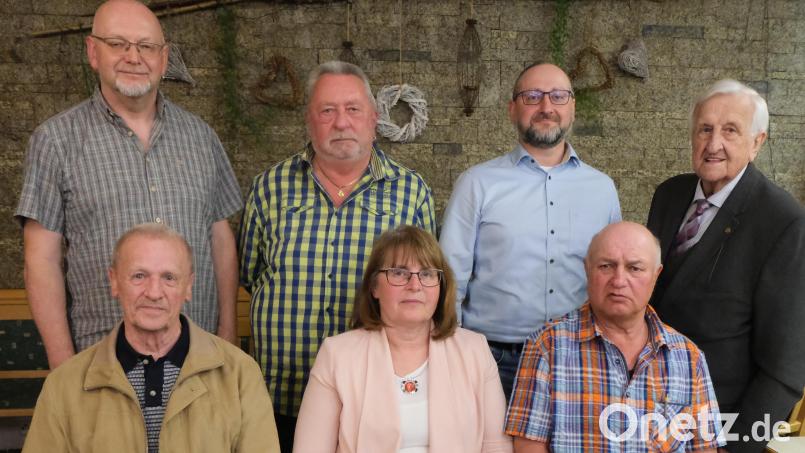 Nach den Ergänzungswahlen setzt sich die Geschäftsführung aus Vorstand und Aufsichtsrat wie folgt zusammen: Sitzend von links: Walter Wirth, Marika Mauerer und Siegfried Schell (Vorstand). Stehend von links: Jochen Zuber, Peter Girke, Thomas Stetter (Aufsichtsrat) und Berater Fred Lehner. Bild: Fred Lehner