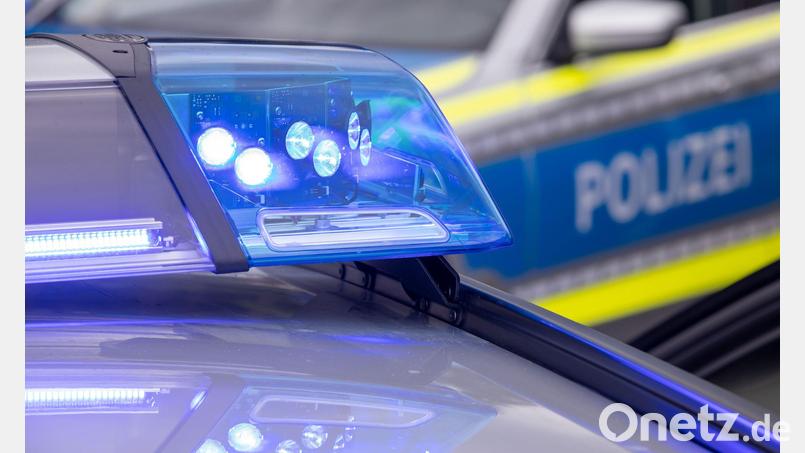 Polizeikräfte schauen sich derzeit in dem Gebäude um, in dem sich eine Grund- und eine Mittelschule befinden. Symbolbild: Daniel Karmann/dpa