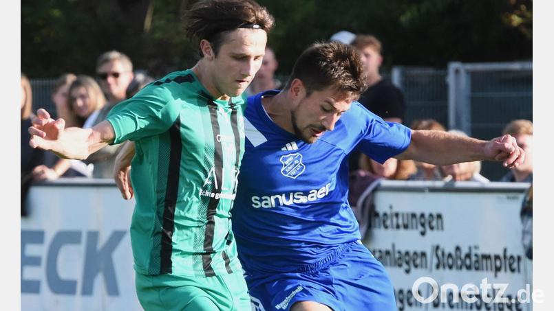 Samuel Solter (links) wechselt vom FC Weiden-Ost zur SpVgg SV Weiden. Bild: Gerhard Büttner