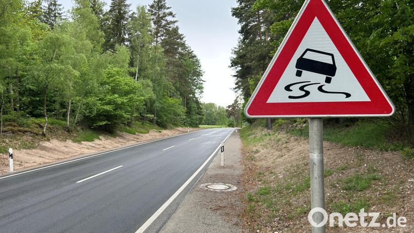 Auf der frisch sanierten B 22 zwischen Wieselrieth und der Abzweigung nach Lerau (bei Leuchtenberg) fühlt sich die Fahrbahn für Autofahrer wellig an. Die beauftragte Firma Josef Rappl GmbH & Co. KG und das Bauamt Amberg-Sulzbach sind gemeinsam auf Ursachenforschung. Bild: ck