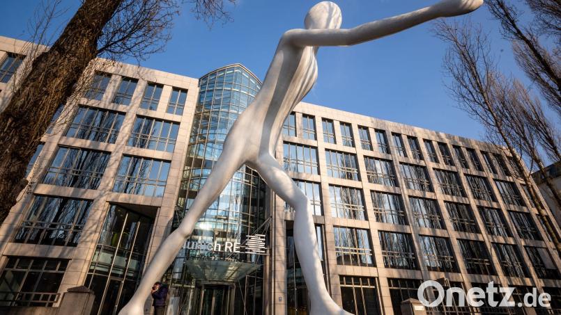 Die Skulptur „Walking Man“ vor einem Verwaltungsgebäude der Munich Re. Für den Dax-Konzern liefen die Geschäfte im ersten Quartal erfreulich. (Symbolbild) Bild: Peter Kneffel/dpa