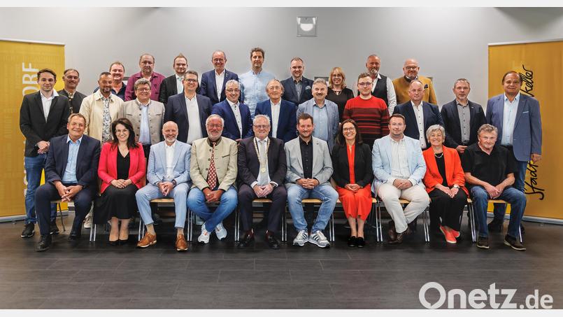 Der neu gewählte Schwandorfer Stadtrat mit Oberbürgermeister Andreas Feller (sitzend, fünfter von links) hat bei der konstituierenden Sitzung am Montag personelle und organisatorische Weichen gestellt. Bild: Hösamer