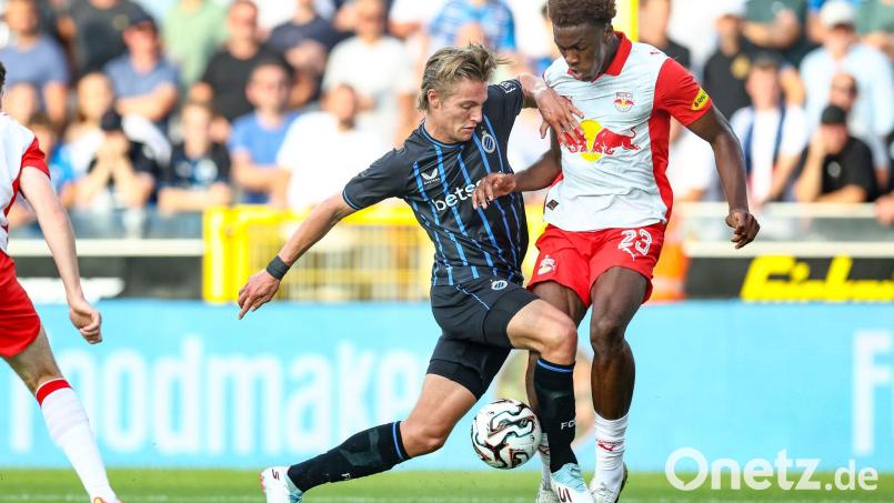 Joane Gadou (rechts, im Salzburger Trikot) ist mit 1,95 Metern ein robuster Innenverteidiger. (Archivbild) Bild: Bruno Fahy/Belga/dpa