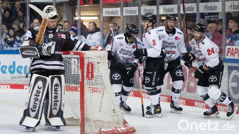 Torhüter Jonas Neffin (l) kommt zu den Eisbären. (Archivbild) Bild: Bernd Thissen/dpa