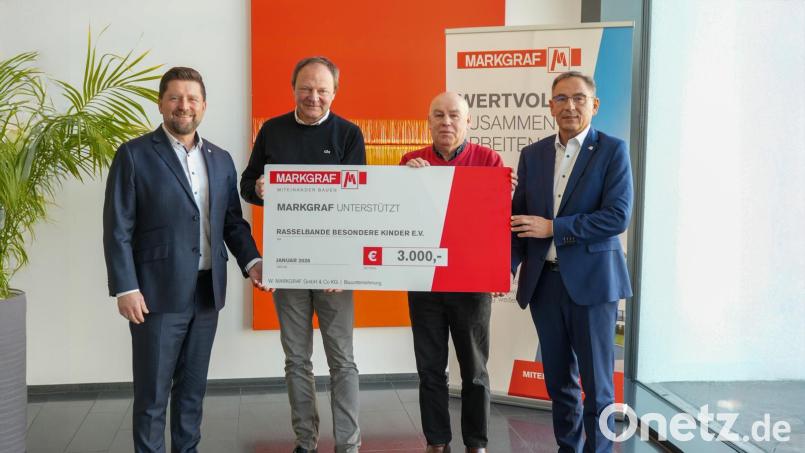 Die Geschäftsführer der Firma Markgraf überreichen den Scheck an den Verein Rasselbande besondere Kinder e.V. Bild: Wolfgang Graser