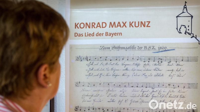 Die von dem gebürtigen Schwandorfer Konrad Max Kunz 1860 komponierte Bayernhymne soll nach einem Erlass des Kultusministeriums künftig in feierlichen Schulabschlussfeiern gespielt werden. Archivbild: picture alliance / dpa | Armin Weigel
