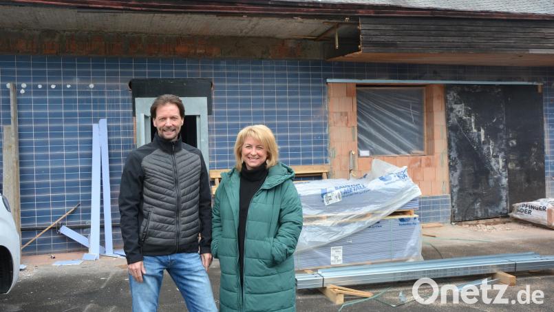Stephanie und Mario Rasp freuen sich, dass sie endlich was Eigenes und Selbständiges schaffen, im Hintergrund die Baustelle. Bild: jr