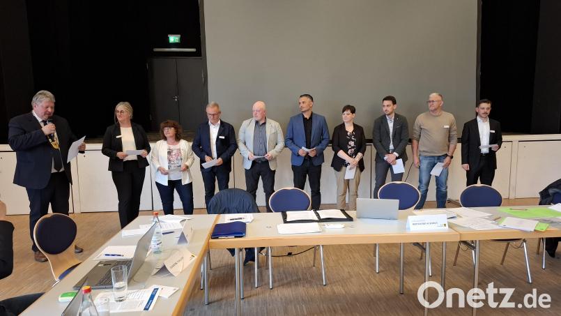 Bürgermeister Bernhard Schmidt (von links) nahm den neuen Stadträten den Eid ab. Den leisteten Petra Thomas (SPD), Susanne Seiler (FW), Siegfried Tretter (MfE), Thomas Bayer (FW), Muhammet Dal (SPD), Sandra Dostler (CSU), David Frischholz (MfE), Wolfgang Hertlein (CSU) und Luca Melzner (MfE). Bild: esc