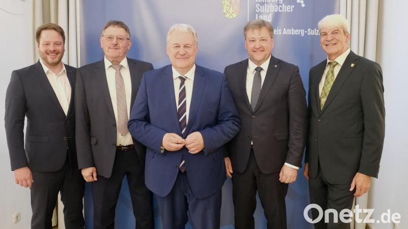 Die neue Führungsriege des Kreistags: Henner Wasmuth(JU) (von links), Hans-Martin Schertl /FW), Landrat Richard Reisinger (CSU), Stefan Braun (CSU) und Michael Rischke (SPD). Bild: gsp