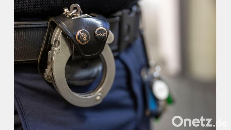 Die Frau trat eine Beamtin auf dem Firmengelände in Oberfranken. (Symbolbild) Bild: Peter Kneffel/dpa