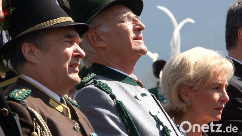 Die Gebirgsschützen gehören zu Bayern wie die weißen und blauen Rauten sowie die Bayernhymne. Das Archivbild zeigt den ehemaligen Ministerpräsident Edmund Stoiber (Mitte) und Ehefrau Karin beim Singen der Hymne, die künftig bei Schulabschlussfeiern im Freistaat neben einer weiteren Hymne gespielt werden muss. Archivbild: Frank Mächler/dpa