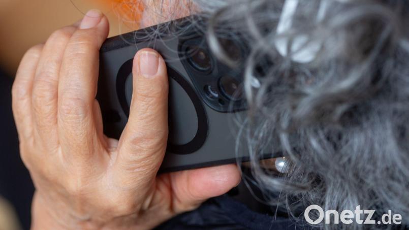 Prepaid oder Postpaid - was für eine Sim-Karte ist in diesem Handy? Vermutlich letzteres. Bild: Fernando Gutierrez-Juarez/dpa