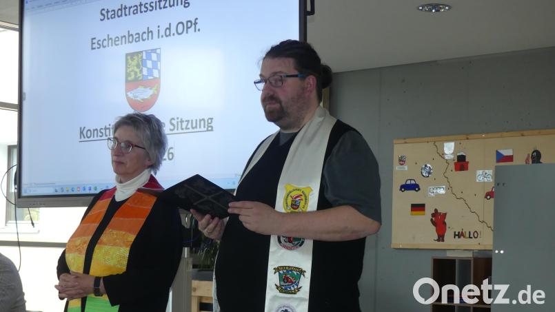 Ein Novum im Stadtrat: Diplom-Religionspädagogin Lydia Engelhardt und Pfarrer Johannes Bosco Ernstberger eröffnen konstituierende Sitzung mit einer ökumenischen Andacht Bild: rn