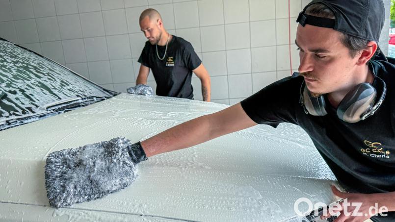 Artur Golland und Karim Cherid (vorne rechts) waschen jedes Auto per Hand. Bild: Stephan Huber