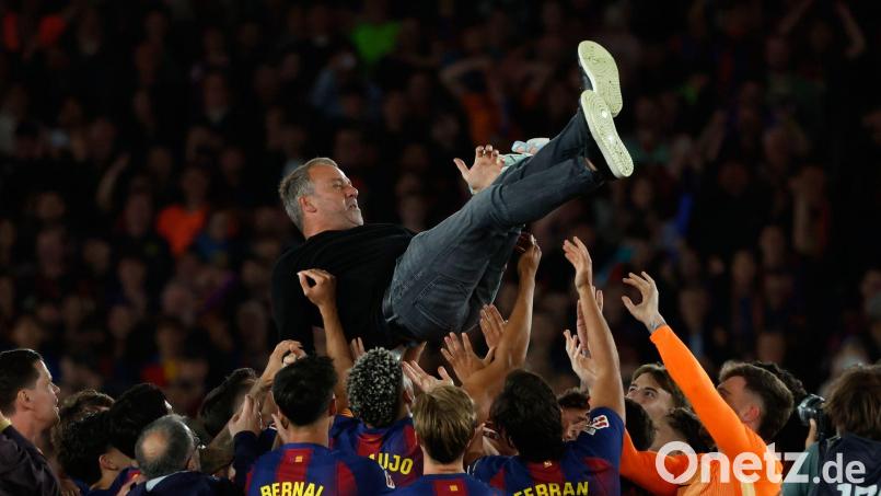 Karl-Heinz Rummenigge glaubt, dass Hansi Flick mit den FC Barcelona auch in Zukunft Titel feiern wird. Bild: Joan Monfort/AP/dpa