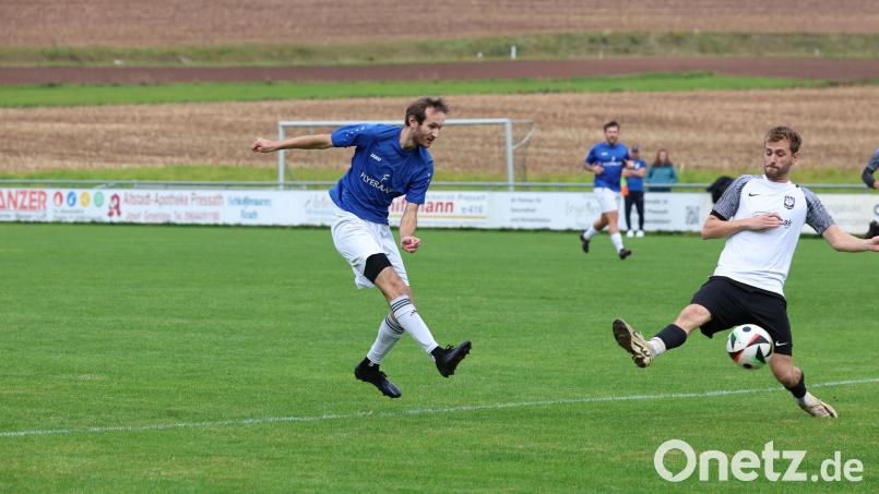 Der SC Schwarzenbach hofft in der Relegation auf Tore von Alexander Sparrer (links). Archivbild: Dieter Jäschke