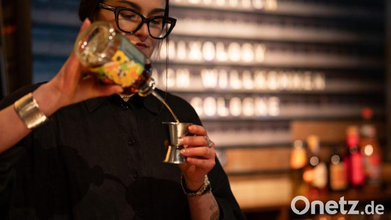 Diese Nachricht ist nicht aus den 80ern: Clara Schoper (24) aus der Münchner „Zephyr Bar“ hat mit „Rum-Cola“ einen Cocktailwettbewerb gewonnen. (Handoutbild) Bild: Miriam Weisz/Mixology/Meininger Verlag/dpa