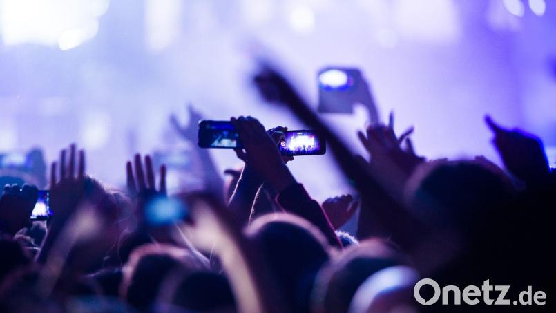 Musik soll Menschen verbinden - doch Wucherpreise auf dem Zweitmarkt machen einen Konzertbesuch für viele Fans unerschwinglich, kritisiert die Branche. (Symbolbild) Bild: Christophe Gateau/dpa