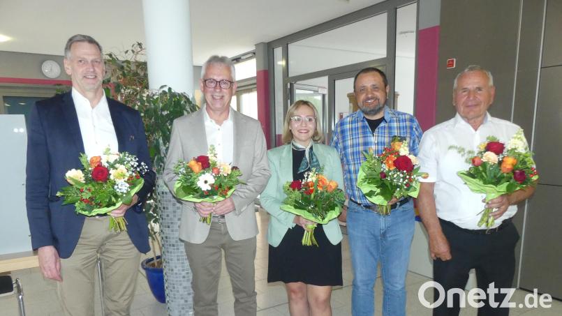 Bürgermeister Marcus Gradl vereidigte (von rechts) die neuen Stadträte Fritz Gradl, Peter Sirtl und Katharina Diertl und 2. Bürgermeister Harald Neustätter. Thomas Riedl war bereits in der vorausgegangenen Periode als 3. Bürgermeister tätig gewesen. Bild: rn
