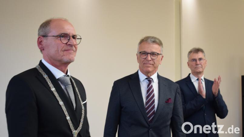 Lang anhaltender Applaus gab es für den frisch vereidigten neuen Bürgermeister der Kreisstadt, Hans-Peter Schärl (links). Die Vereidigung übernahm Franz Häring (rechts), die Amtskette übergab Vorgänger Franz Stahl (Mitte). Bild: szl