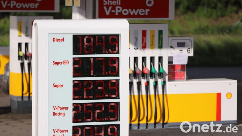 Die Preistafel an einer Shell-Tankstelle an der Autobahn 59 zeigt für Diesel einen Preis von 1,849 Euro pro Liter an. Bild: dpa