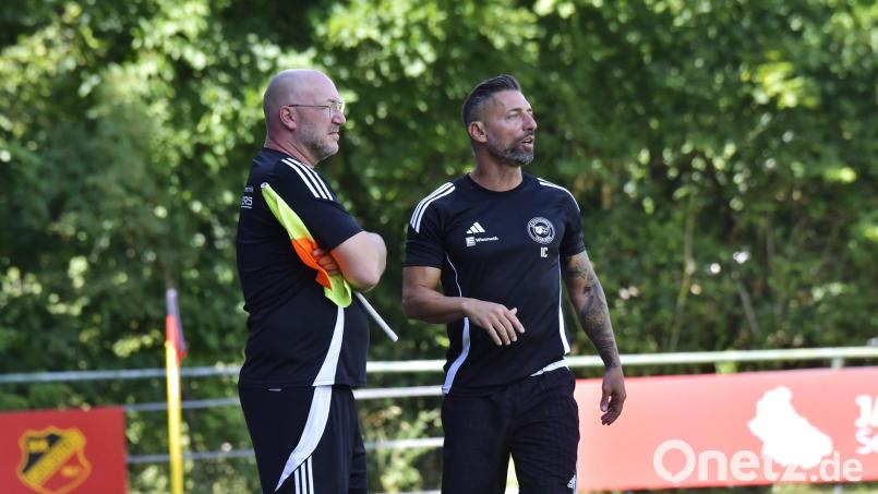 Ilker Caliskan (rechts), Trainer SG Michaelpoppenricht/Traßlberg und der Sportliche Leiter Andreas Schinhammer (links) steigen mit "Trapo" in die Kreisliga auf. Archivbild: Hubert Ziegler