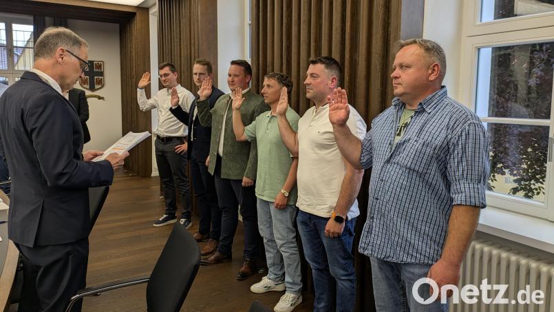 Zu Beginn der konstituierenden Sitzung wurden die neu gewählten Mitglieder des Stadtrats Waldsassen von Bürgermeister Bernd Sommer (von links) vereidigt: Max Siller, Nico Sommerer, Christian Urbanek, Benjamin Heller, Stefan Sommer, Christian Härtl. Bild: Paul Zrenner
