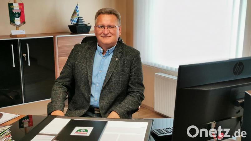 Der neue Bürgermeister Adolf Hammer nimmt Platz am Schreibtisch im Gemeindehaus Teunz. Er freut sich auf die neue Herausforderung im Ehrenamt. Bild: Portner