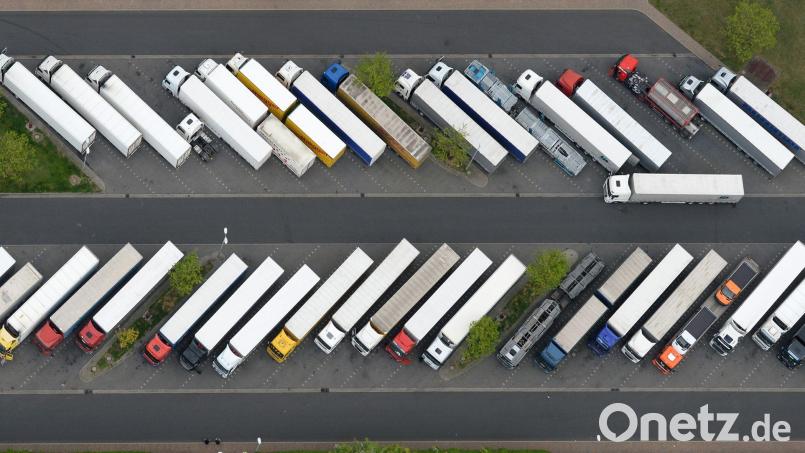 Die EU-Kommission hatte gegen die Lkw-Konzerne wegen verbotener Preisabsprachen Bußgelder von fast vier Milliarden Euro verhängt. (Symbolbild) Bild: Ralf Hirschberger/dpa-Zentralbild/dpa