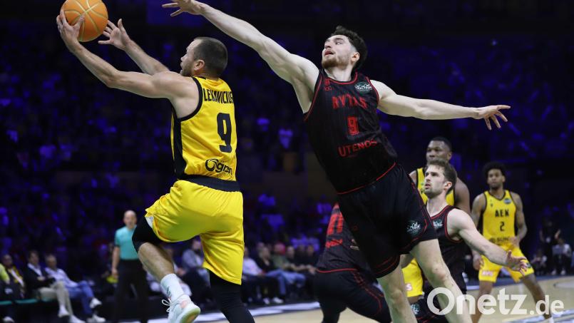 Kay Bruhnke im Zweikampf mit Athens Lukas Lekavicius. Der Neustädter überzeugte im Finale wieder einmal als Allrounder. Bild: Xavi Urgeles/ZUMA Press Wire