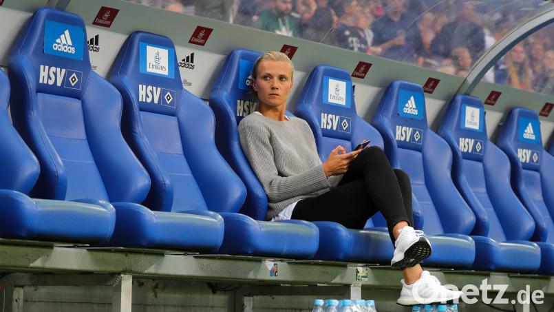 Münchens Teammanagerin Kathleen Krüger bei einem Testspiel in Hamburg 2018. (Archivbild) Bild: Christian Charisius/dpa
