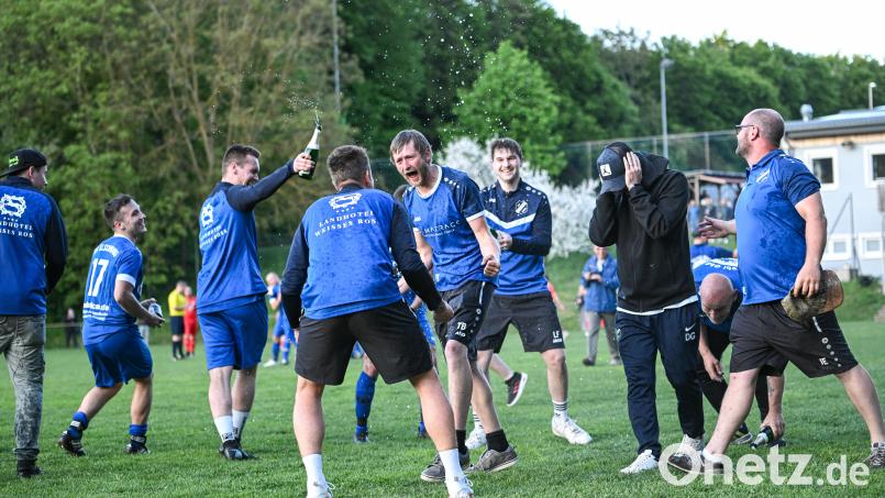 Der SV Illschwang ist Meister der A-Klasse Nord und steigt in die Kreisklasse auf. Trainer Danny Graf (Zweiter von rechts) erzählt im Interview von der Saison und der ausgiebigen Meisterfeier. Bild: Jonas Löffler
