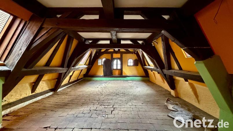 Dieser Dachstuhl in der Weidener Altstadt ist es, der Harald Rippl den Zwist mit der Stadt einbrachte. Er darf ihn derzeit wegen Vorschriften des Denkmalschutzes nicht in eine Wohnung umbauen. Bild: Harald Rippl
