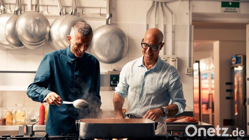 Hier lässt sich der Schauspieler Stanley Tucci (rechts) von Giuseppe Bertoleoni auf der Insel Tavolara vor Sardinien bekochen. Tucci besucht in der 2. Staffel von „Stanley Tucci in Italien“ wieder viele Küchen. Bild: Matt Holyoak/National Geographic/dpa