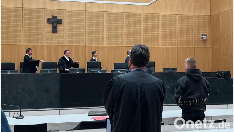 Im Juni 2025 griff ein 22-Jähriger bei einer Kolping-Freizeit in Altendorf bei Pressath mehrere Menschen mit einem Messer an, verletzte sie zum Teil lebensgefährlich. Jetzt verurteilte ihn die Schwurgerichtskammer unter Vorsitz von Richter Markus Fillinger zu einer Haftstrafe von zehn Jahren. Bild: juh