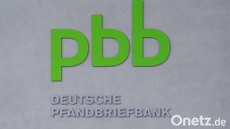 Das Logo der Deutschen Pfandbriefbank. Die Finanzierung von Gewerbeimmobilien ist seit Jahren ein schwieriges Geschäft, der Irankrieg bedeutet einen neuerlichen Dämpfer. (Symbolbild) Bild: Sven Hoppe/dpa