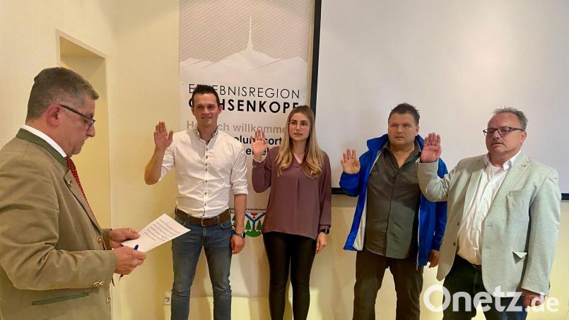 Bürgermeister Franz Tauber vereidigt die vier neuen Gemeinderäte. (von links): Andreas Schinner, Tamara Tauber, Johannes Höss und Alexander Pscherer. Bild: Gemeinde Mehlmeisel