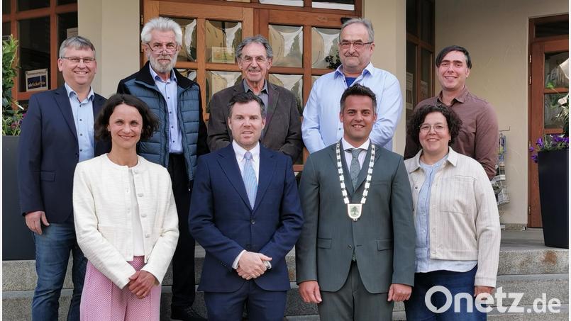 Das sind die Neuen im Stadtrat Oberviechtach (von links): Reinhard Elsner, Daniela Heigenhauser, Josef Biebl, Peter Pirzer, Georg Schwindl, Thomas Endrich, Maria Heinrich und Michael Zwack zusammen mit Bürgermeister Rudolf Teplitzky nach der Vereidigung. Bild: Portner