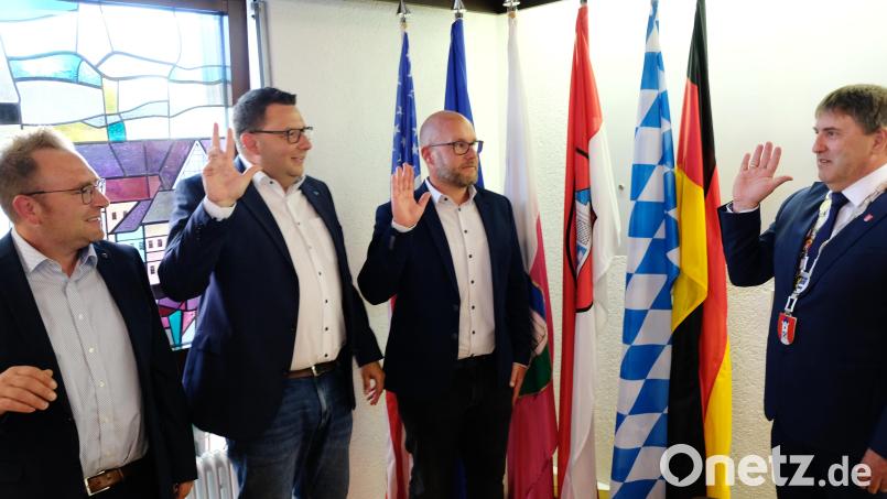 Die neuen Kirchenthumbacher Ratsmitglieder Patrick Goß, Dominik Fraunholz und Frank Landgraf (von links) bei der Vereidigung durch Bürgermeister Ewald Plößner. Bild: Robert Dotzauer