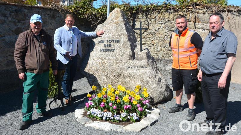 Neu gestaltet wurde am Mitterteicher Friedhof ein 1953 aufgestelltes Vertriebenendenkmal. Der Granitstein ist nun wieder ansehnlich, vor dem Stein wurde ein Einzeiler gepflanzt, dort wachsen jetzt Blumen. Das Bild zeigt die Verantwortlichen: (von links) Stadtgärtner Willi Kilian, Bürgermeister Stefan Grillmeier, Bauhofleiter Manuel Zeis sowie Friedhofswärter und Bestatter Bernhard Brandl. Bild: jr