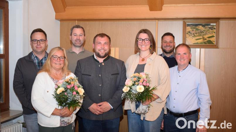 Bürgermeister Christopf Scharf (Mitte) sowie zwei Gemeinderätinnen und vier Gemeinderäte sind künftig im Gemeinderat Stulln vertreten. Es sind dies (von links) Roland Lebrecht, Heidi Kühn, Stephan Schatz, Anja Obermeier, Johannes Bayer, Christoph Bierner. Bild: bnr