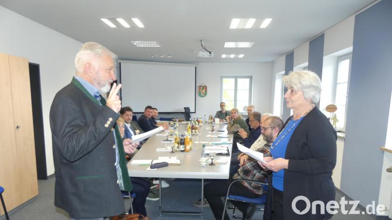 Käthe Pühl nimmt Karlheinz Schultes, dem neuen Bürgermeister von Neustadt am Kulm den Treueschwur ab Bild: rn