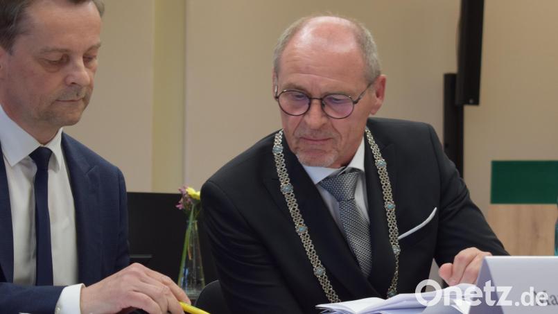 Die Abläufe sind noch etwas neu. Immer wieder musste sich Bürgermeister Hans-Peter Schärl (rechts) in seiner allerersten, von ihm geleiteten Stadtratssitzung bei Hauptverwaltungsleiter Markus Bergauer (links) rückversichern. Bild: szl