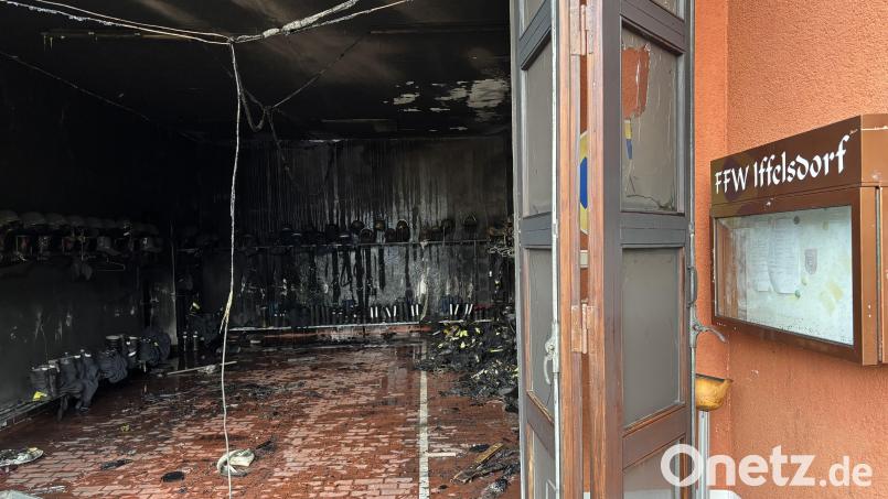 Die Ermittlungen zur Brandursache im Feuerwehrhaus Iffelsdorf laufen und werden wohl noch einige Zeit in Anspruch nehmen. Archivbild: sbö