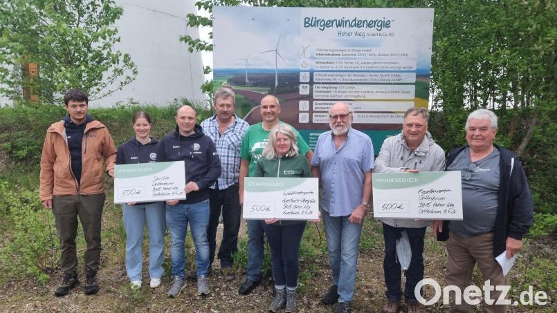 Die Bürgerwindenergie Hoher Weg unterstützt regionale Projekte. Bei der Übergabe der Spenden gab es symbolische Schecks. Bild: Bürgerwindenergie Hoher Weg GmbH &amp; Co. KG