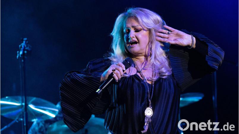 Sängerin Bonnie Tyler wird aktuell im Krankenhaus behandelt – ihr Management zeigt sich hoffnungsvoll, dass sie wieder gesund wird. (Archivbild) Bild: Sebastian Gollnow/dpa